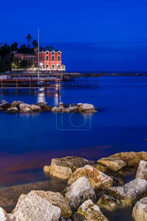 Foto de Hermosa villa directamente en la orilla del mar en Rapallo en la Riviera Italiana - Imagen libre de derechos