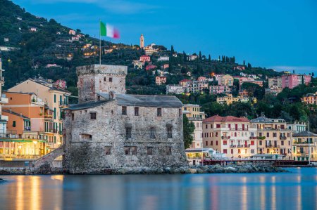 Foto de Antiguo castillo construido en la bahía de Rapallo en la Riviera italiana - Imagen libre de derechos