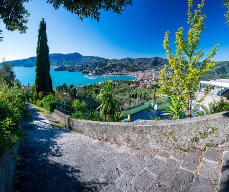 Foto de Vista sobre el golfo de Rapallo tomada desde la iglesia de Sant Ambrogio en las colinas - Imagen libre de derechos