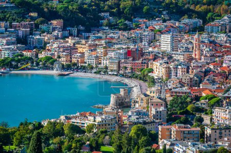 Téléchargez les photos : Vue sur le golfe de Rapallo prise de l'église Sant Ambrogio sur les collines - en image libre de droit
