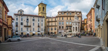 Foto de Plaza con Fuente Bollente, en el centro de Acqui Terme, antiguo pueblo en Piamonte - Imagen libre de derechos