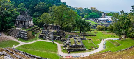 Téléchargez les photos : Ruines mayas antiques dans le site archéologique de Palenque au Chiapas, l'un des sites les plus importants du Mexique - en image libre de droit