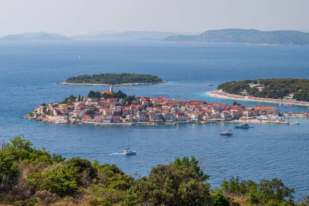 Vue de la vieille ville de Primosten un ancien village de pêcheurs sur la côte croate près de Sibenik