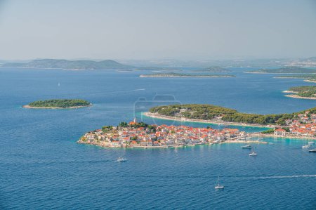Vista del casco antiguo de Primosten un antiguo pueblo de pescadores en la costa croata cerca de Sibenik