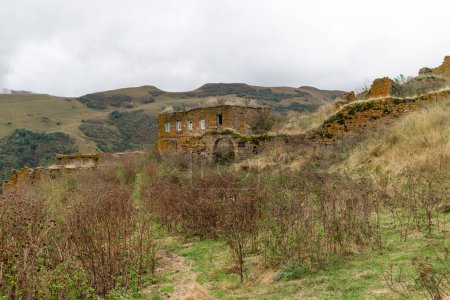 Téléchargez les photos : Ruines de la maison traditionnelle en pierre du Daghestan. Montagnes du Caucase paysage, Russie - en image libre de droit