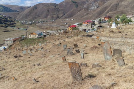 Téléchargez les photos : Pierres tombales de l'ancien cimetière musulman traditionnel de Khuduts, au Daghestan, en Russie - en image libre de droit