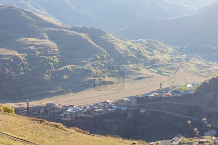 Téléchargez les photos : Vue d'un village de montagne du Daghestan, Khuduts, Russie, automne - en image libre de droit