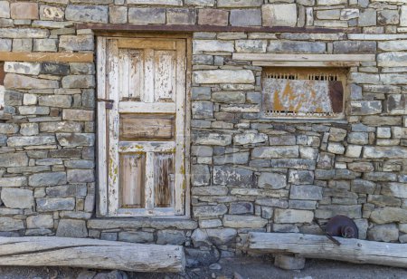 Téléchargez les photos : Détail architectural, porte et fenêtre de la vieille maison en pierre dans le village de Khuduts au Daghestan, Russie - en image libre de droit