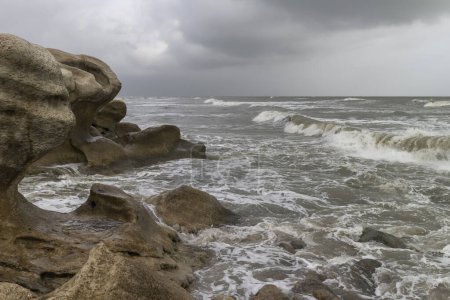 Téléchargez les photos : Vagues sur la rive rocheuse de la mer Caspienne à Derbent, Daghestan, Russie. - en image libre de droit