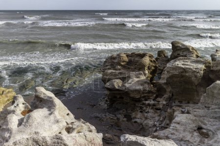 Téléchargez les photos : Vagues sur la rive rocheuse de la mer Caspienne à Derbent, Daghestan, Russie. - en image libre de droit