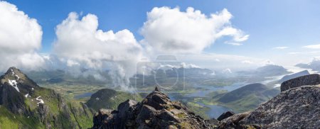 Téléchargez les photos : Vue depuis le sommet de la montagne Himmeltinden, Lofoten, Norvège. Une chaîne de montagnes majestueuse avec des sommets enneigés et des vallées verdoyantes. - en image libre de droit