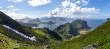 Téléchargez les photos : Vue depuis le sommet de la montagne Himmeltinden, Lofoten, Norvège. Une chaîne de montagnes majestueuse avec des sommets enneigés et des vallées verdoyantes. - en image libre de droit