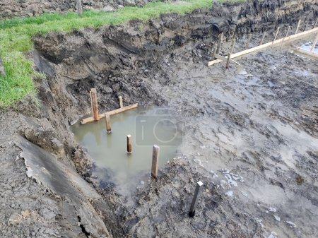 Überschwemmter Graben für Fundamentbau vorbereitet