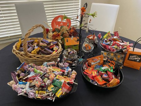 Foto de Happy Halloween table with candy - Imagen libre de derechos
