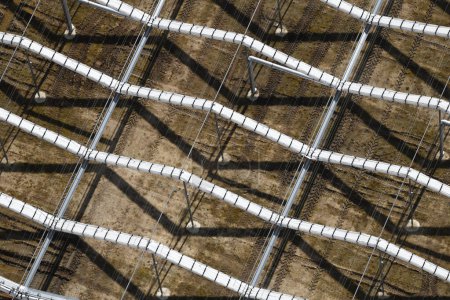 Téléchargez les photos : Vue aérienne capture la récente installation de solutions de toit rétractables automatisées, ajoutant des fonctionnalités modernes dans le réglage. - en image libre de droit
