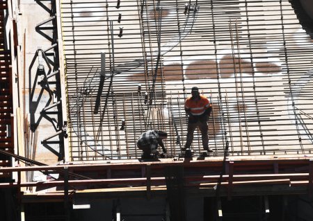 Téléchargez les photos : Perspective aérienne des travailleurs sur un chantier de construction, contribuant à l'avancement du projet. - en image libre de droit