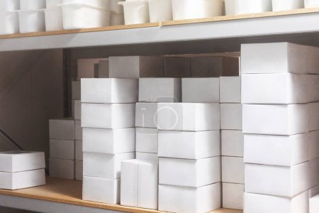 Téléchargez les photos : Boîtes blanches disposées dans une unité d'entreposage frigorifique, présentant un système d'entreposage efficace. - en image libre de droit