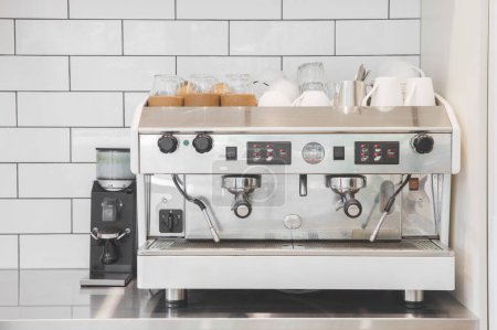 Téléchargez les photos : Machine à café professionnelle prête à l'emploi dans un café. - en image libre de droit