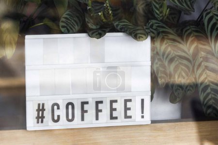 Téléchargez les photos : Hashtag Panneau café derrière la fenêtre du café. - en image libre de droit