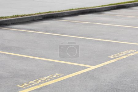 Téléchargez les photos : Parking extérieur vide divisé par des voies jaunes. - en image libre de droit