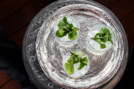 Téléchargez les photos : Cocktails de mojito d'été froids et rafraîchissants sur un plateau en argent - en image libre de droit