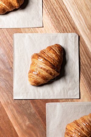 Téléchargez les photos : Affichage de croissants fraîchement cuits disposés sur une table. - en image libre de droit
