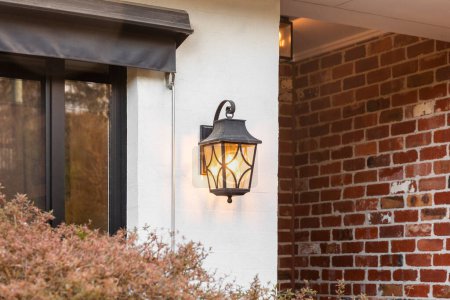 Téléchargez les photos : Lanterne en fer vintage montée sur le mur extérieur de la maison - en image libre de droit