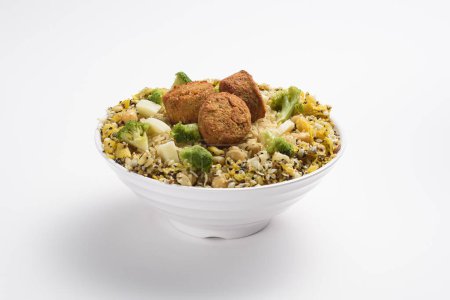 Téléchargez les photos : Bol sain de riz multigrains avec falafel, brocoli et pois chiches, isolé - en image libre de droit