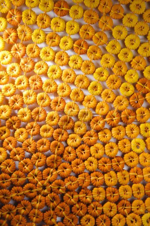 Foto de Primer plano de retazos circulares naranja - Imagen libre de derechos