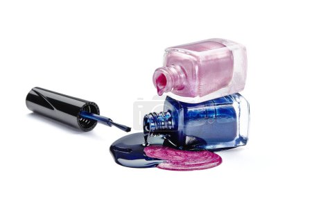 Foto de Botella de esmalte de uñas azul oscuro brillante aislado sobre fondo blanco - Imagen libre de derechos