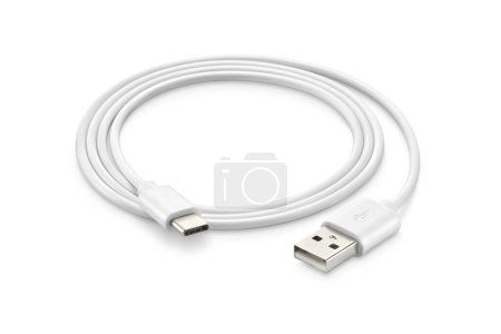 Foto de Un cable cargador USB tipo C blanco, compatible con muchos dispositivos, envuelto en forma de espiral, aislado sobre fondo blanco. - Imagen libre de derechos