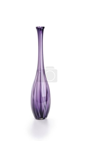Vase long en verre violet, isolé