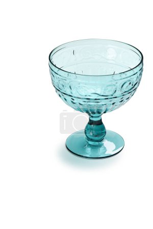 Foto de Un recipiente de vidrio con una base pequeña sobre una superficie blanca - Imagen libre de derechos