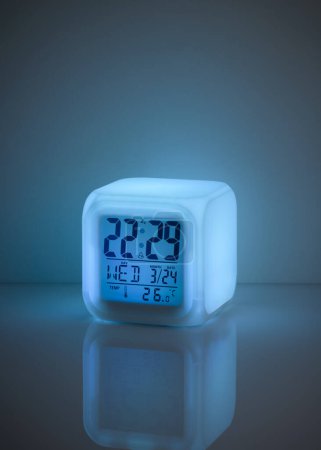 Foto de Lámpara en forma de cubo, con luces encendidas y pantalla que muestra la hora, la fecha y la temperatura, aislada - Imagen libre de derechos