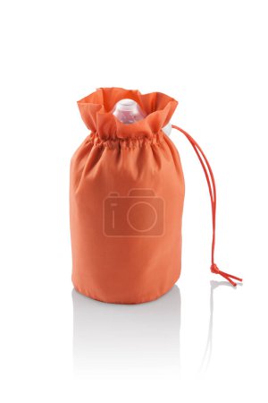 Téléchargez les photos : Porte-bouteille d'eau orange simple avec bouteille à l'intérieur isolé - en image libre de droit