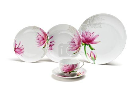 Un juego de platos con taza y platillo decorado con un patrón floral, aislado sobre un fondo blanco.