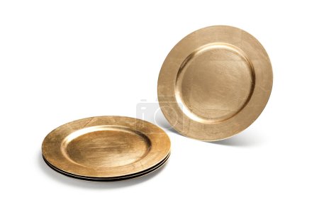 Un juego de platos dorados, aislados sobre un fondo blanco.