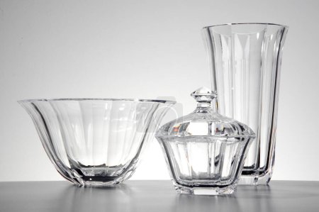 Gläser mit Schale, Vase und süßem Topf, isoliert
