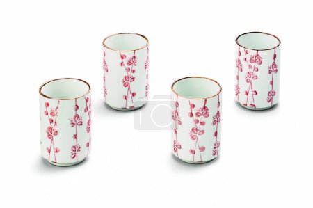 Foto de Set de 4 tazas de cerámica con delicadas flores rosadas, aisladas - Imagen libre de derechos