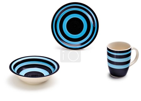 Fun blaue Keramik-Set mit zwei Tellern und einem Becher, isoliert auf weiß
