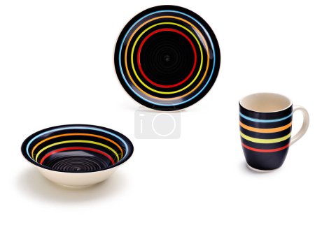 Fun schwarze und bunte Keramik-Set mit zwei Tellern und einem Becher, isoliert auf weiß