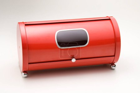 Téléchargez les photos : Boîte à pain métallique rouge fermée, isolée - en image libre de droit