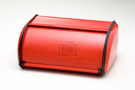 Téléchargez les photos : Boîte à pain métallique rouge fermée, isolée - en image libre de droit