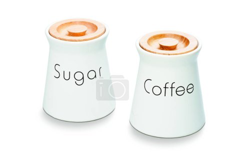 Foto de Dos recipientes de alimentos cilíndricos blancos, con tapa de madera, para azúcar y café, aislados - Imagen libre de derechos