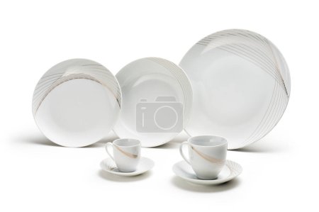 Un juego de platos con taza y platillo, aislados sobre un fondo blanco.