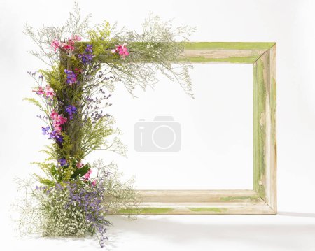 Foto de Marco rectangular con hojas decorativas y arreglos florales sobre fondo blanco. - Imagen libre de derechos