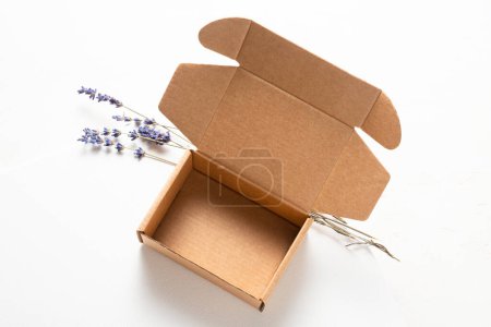 Boîte en carton marron décorée de fleurs de lavande