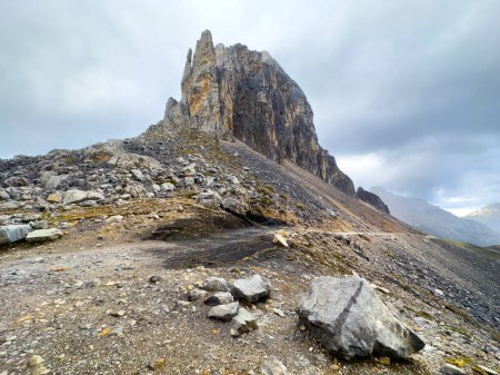 Foto de Mountain landscape in Fuentede, Cantabria, Picos de Europa National Park, Spain. High quality 4k footage - Imagen libre de derechos