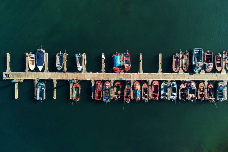 Téléchargez les photos : Images aériennes de drones de bateaux de pêche amarrés à la marina. Photo de haute qualité - en image libre de droit