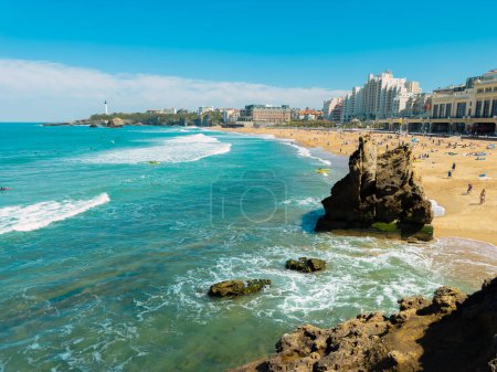 Foto de Paisaje escénico de la playa y la costa de Biarritz, famoso destino turístico en Francia. Fotografía de alta calidad. - Imagen libre de derechos